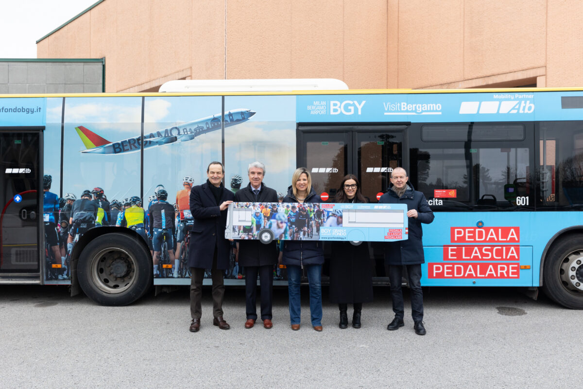 Bergamo: un bus personalizzato per promuovere la BGY Airport Granfondo e sensibilizzare su sicurezza stradale e mobilità ciclabile